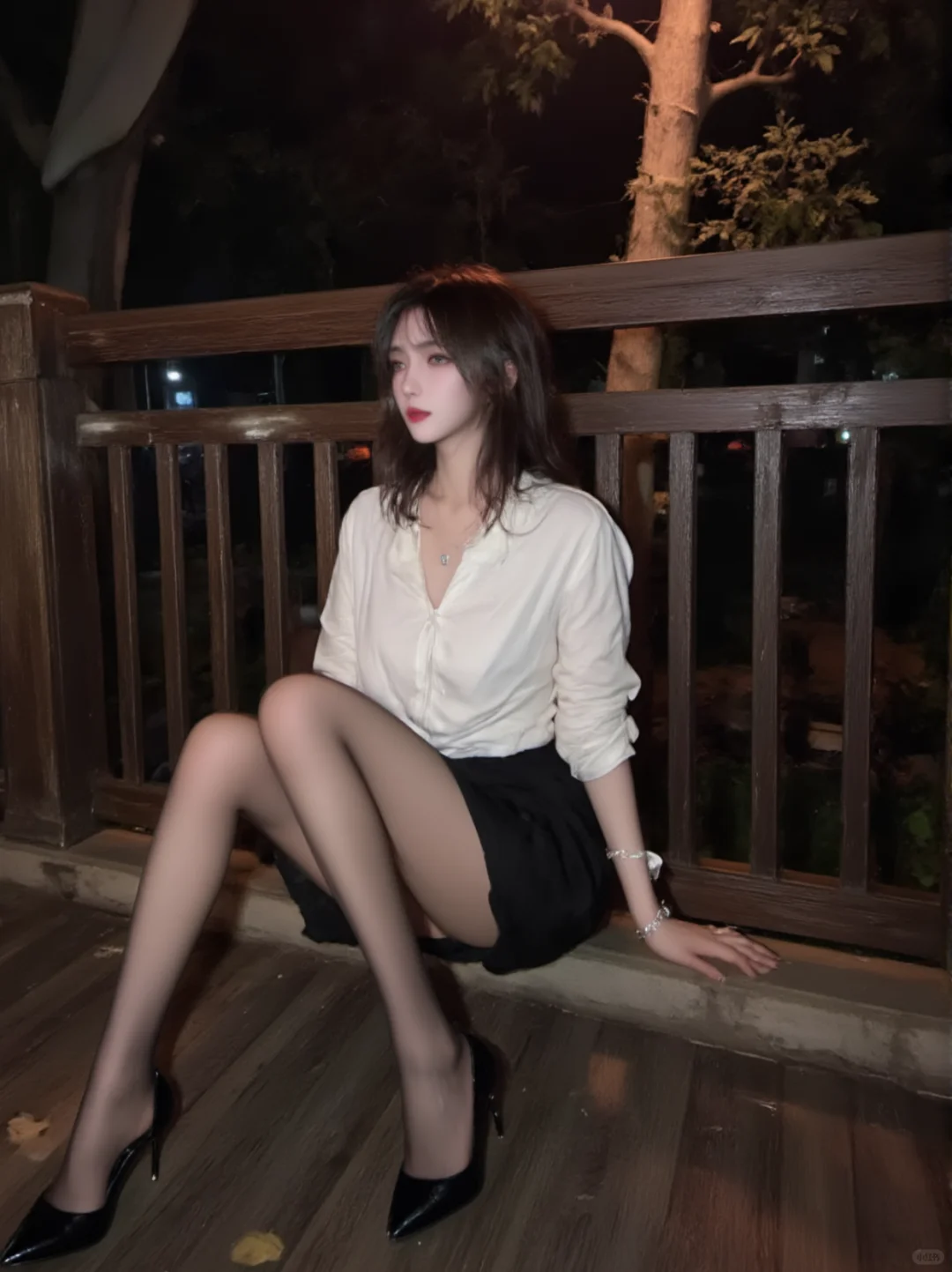 灯光下的黑丝御姐
