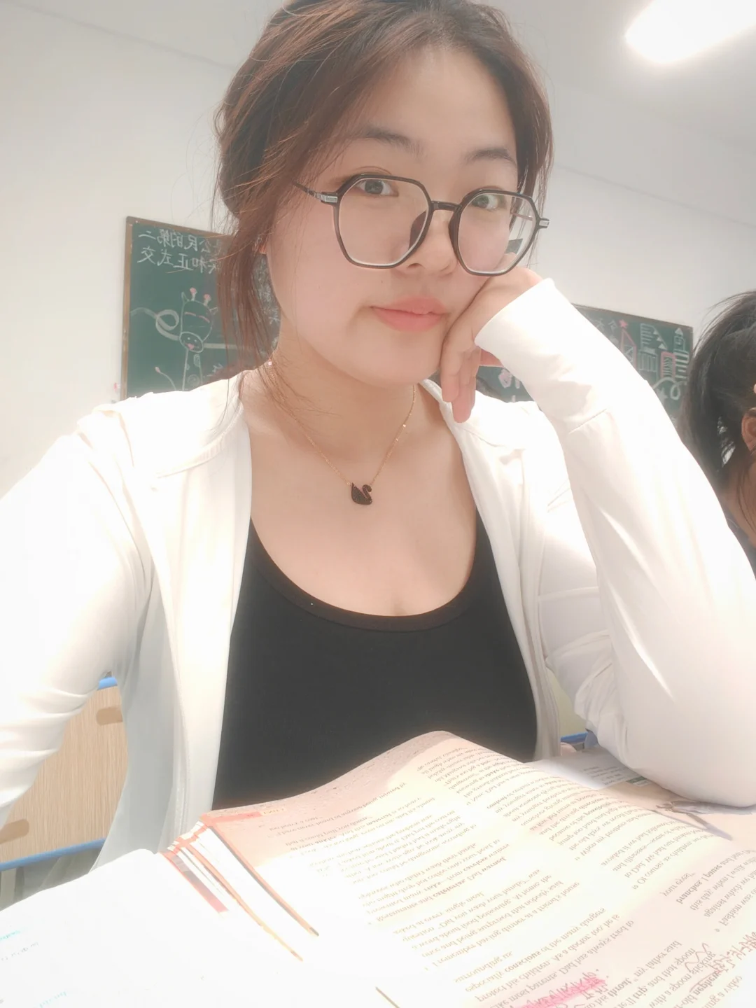 体育课素颜拍照的眼镜妹