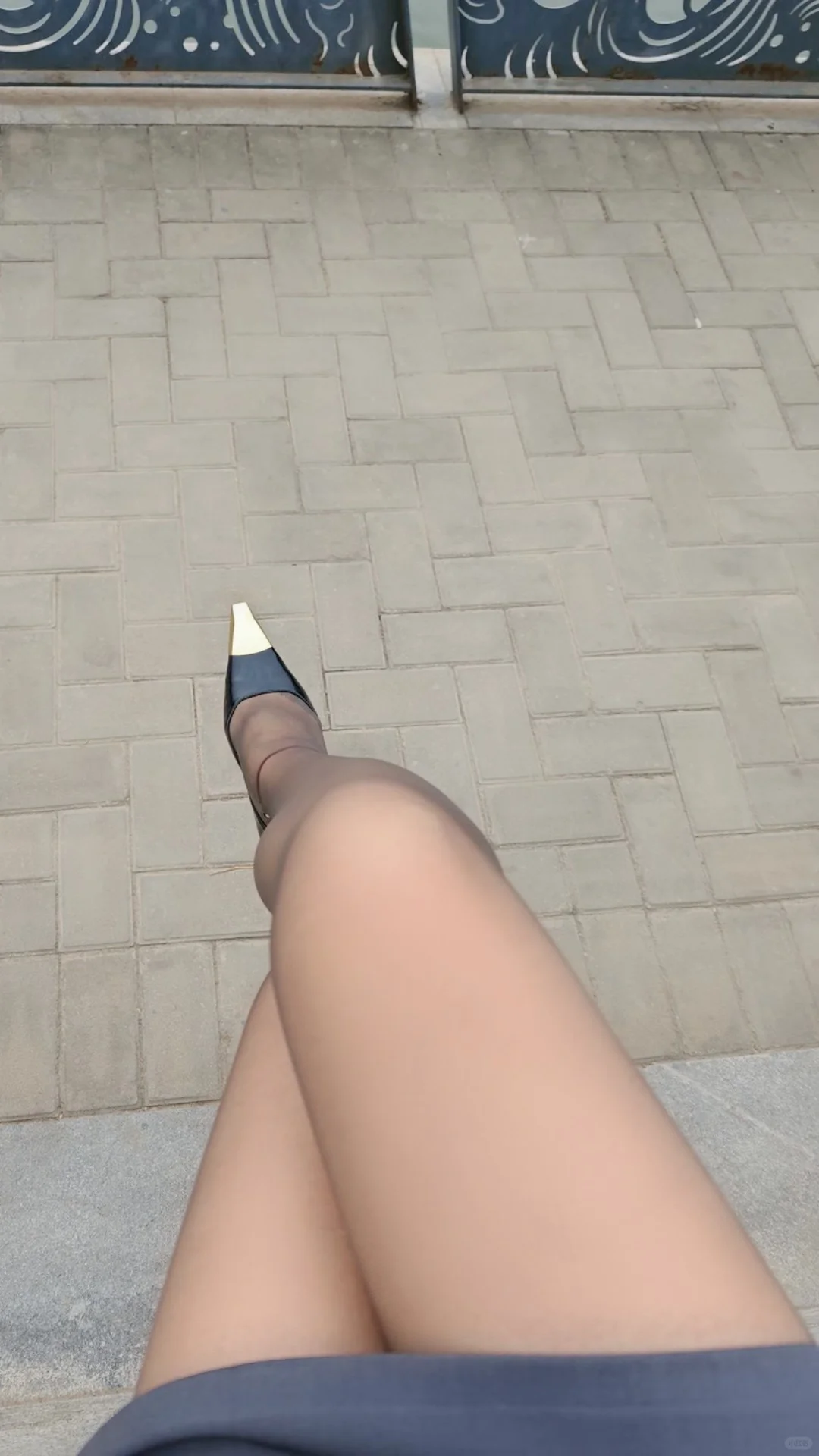 有点高级的灰色裙装灰色鞋子