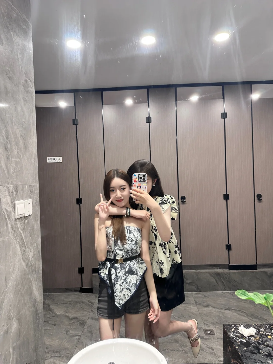 和美女们贴贴😘
