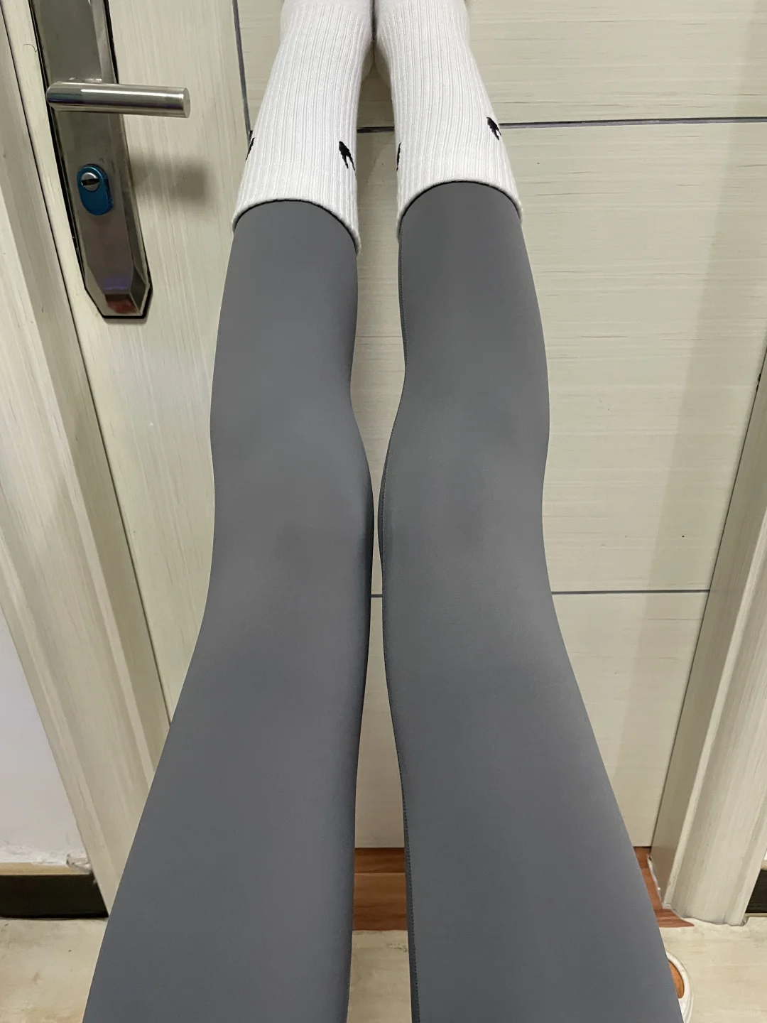 灰色瑜伽裤质感也太绝了，其他颜色没这feel