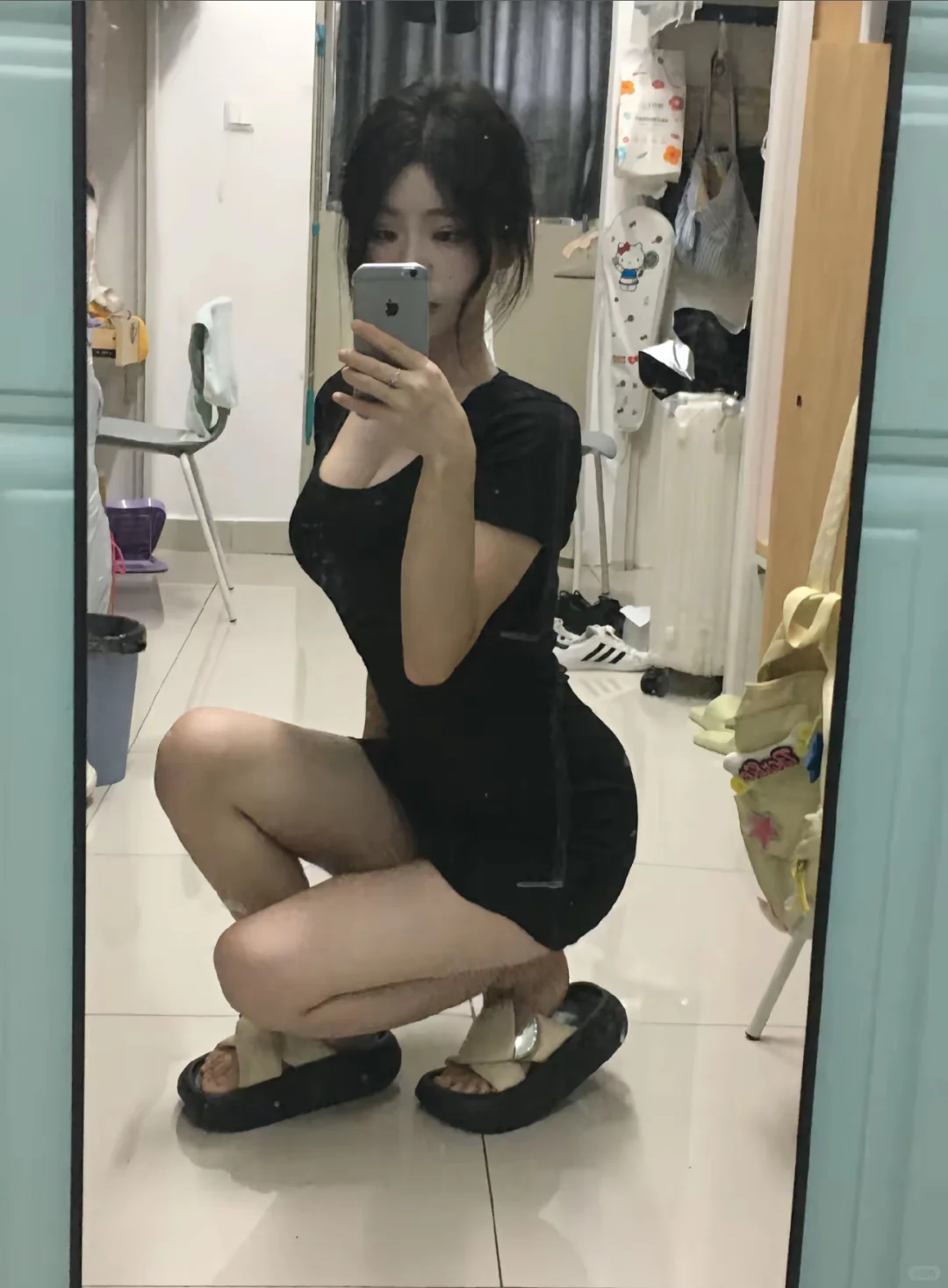 女大学生蹲摄影师 可大持度互动 配合度高