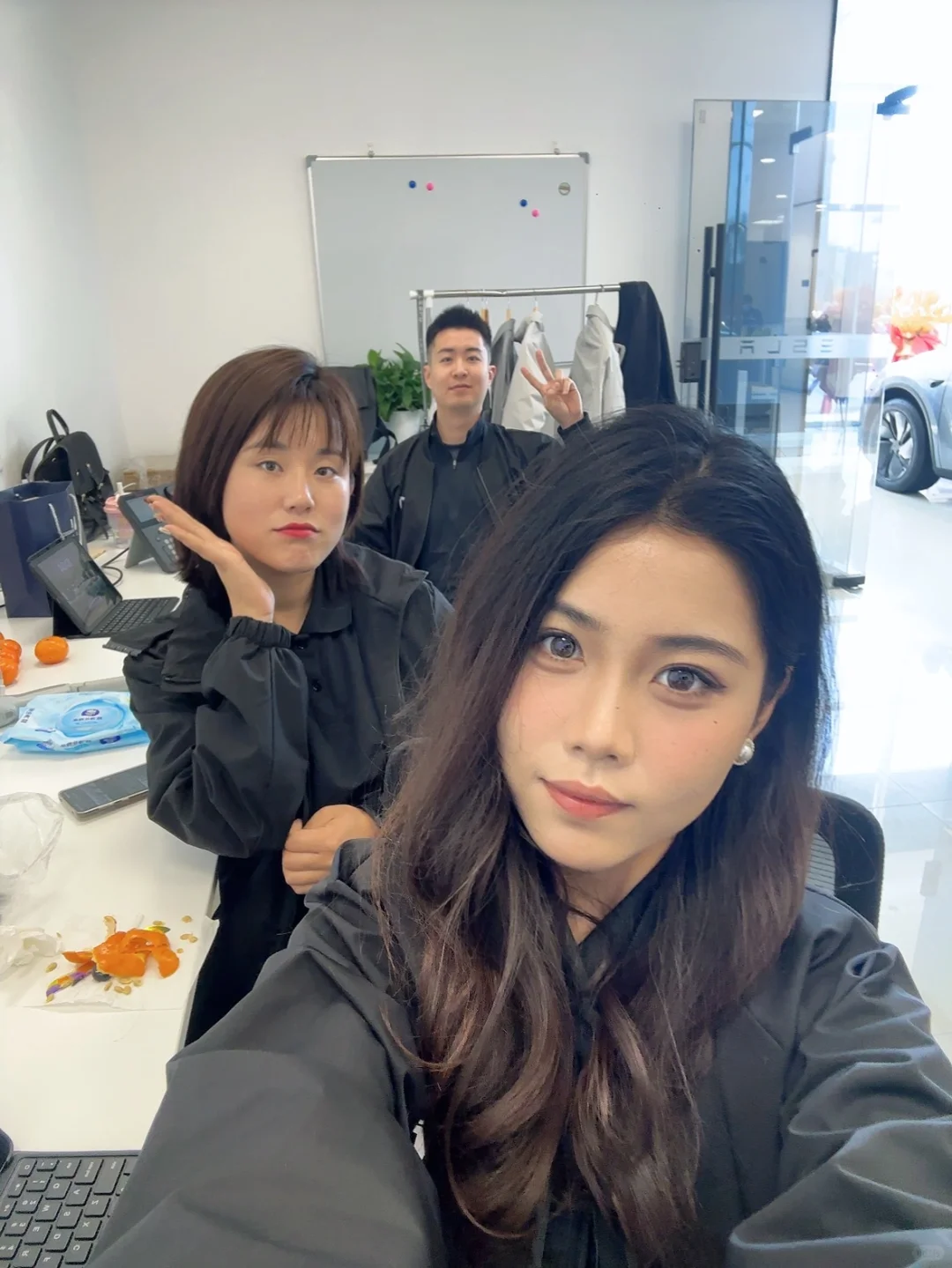 和同事们在办公室拍大片～