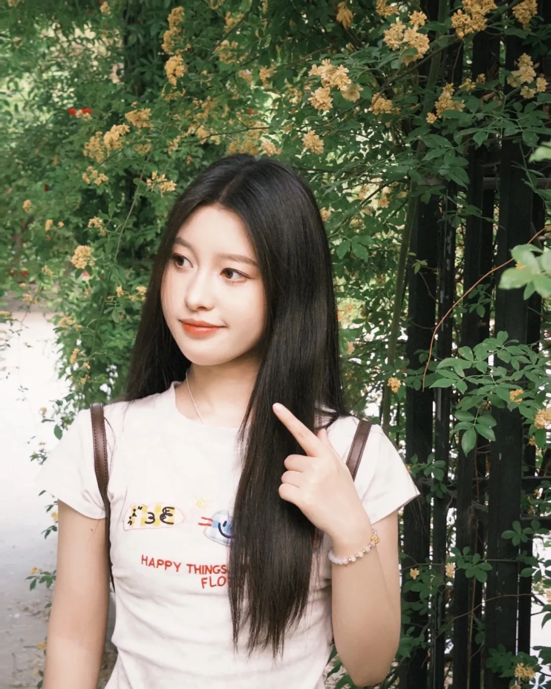 新人女大一枚，可互动，蹲摄影师来拍