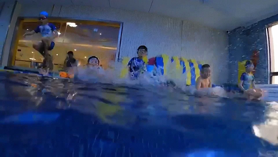 兄妹泳池时光 水花里的成长印记