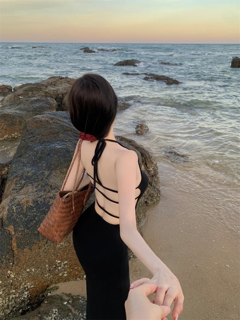黑色连衣裙：性感与高级的融合👗