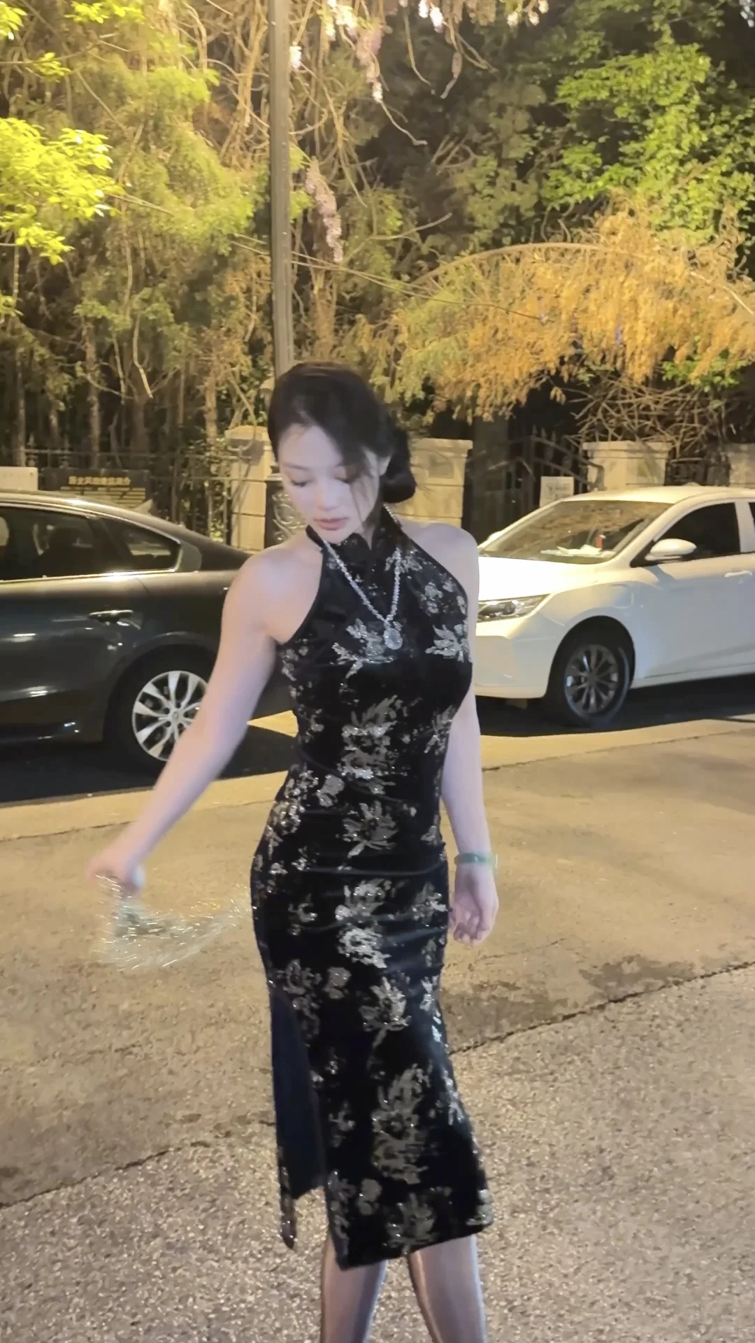 四张live图🖤拿捏旗袍黑丝小妈风✨