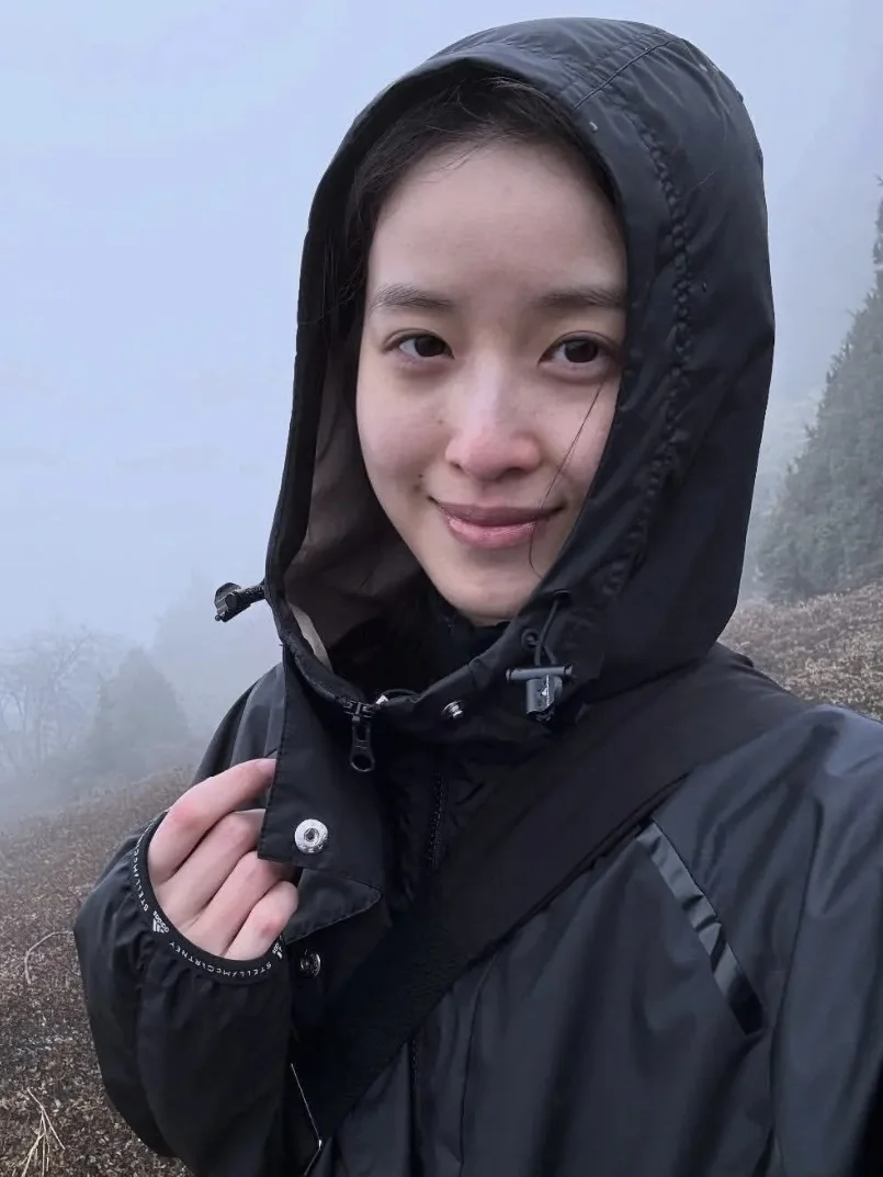 不是，章泽天..这素颜？