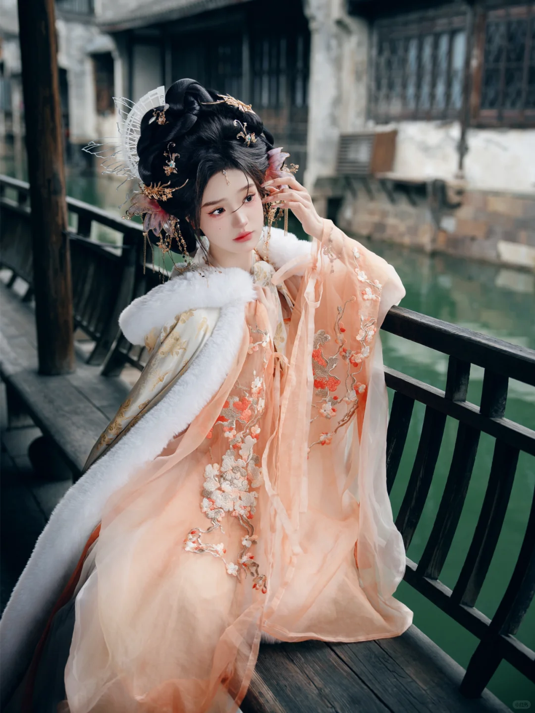 橘色娇媚感/乌镇西栅拍的神女美的毫不费力