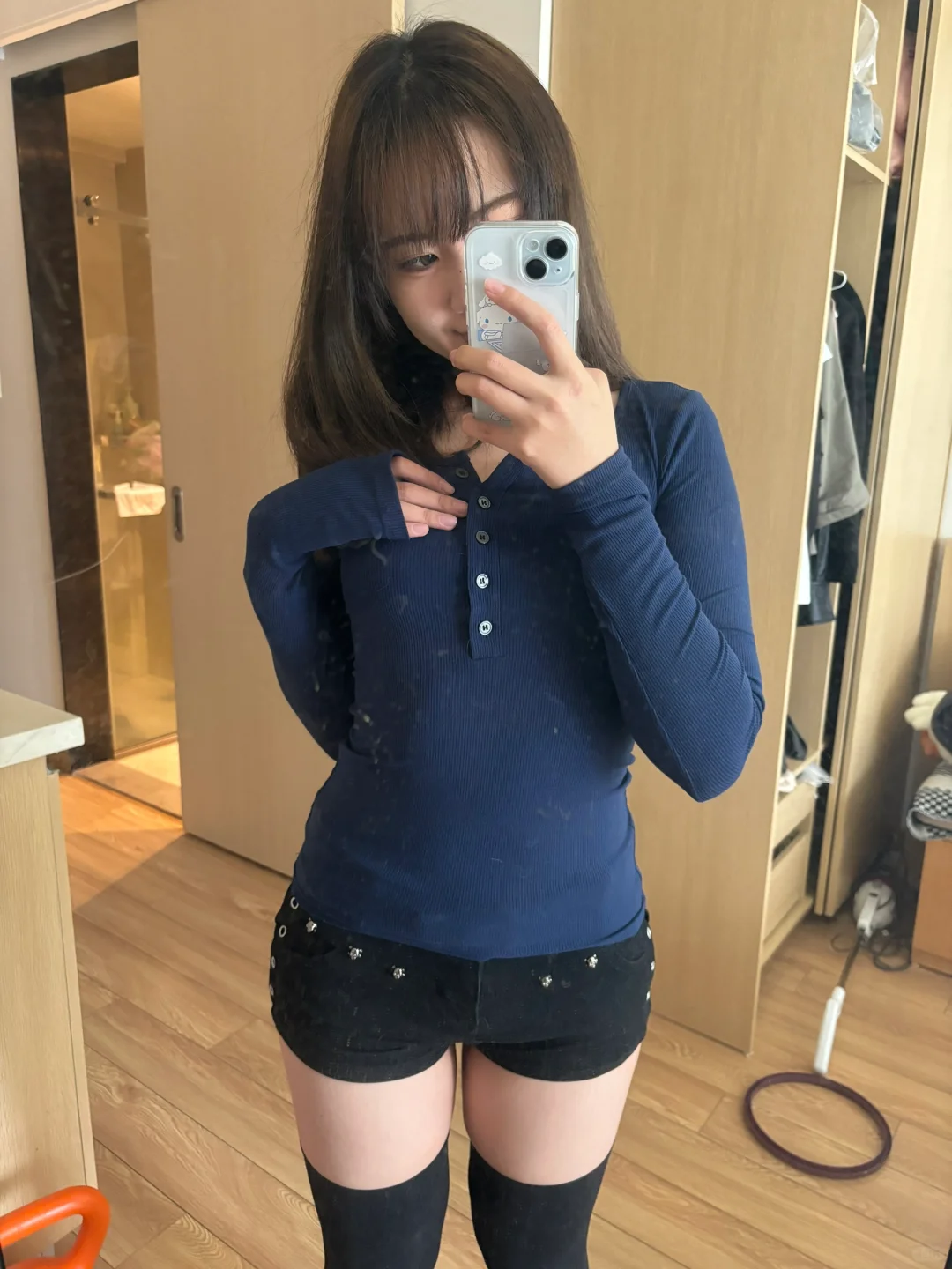 《超长过膝袜配超短裤才最显腿瘦》