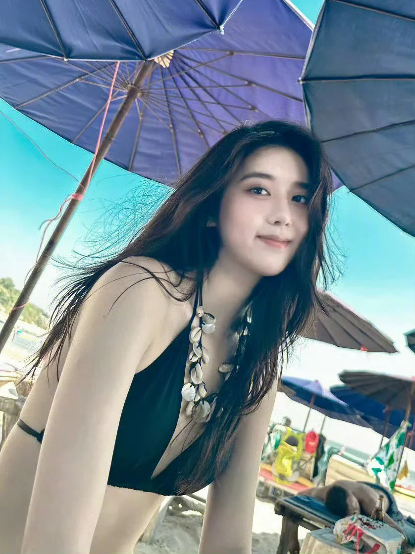 李凯馨～泳装大秀身材
