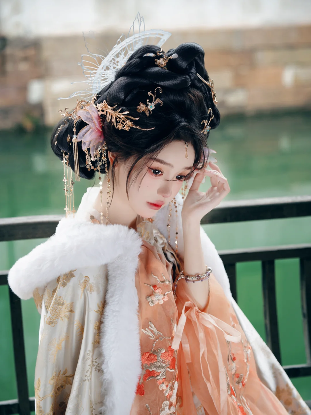 橘色娇媚感/乌镇西栅拍的神女美的毫不费力