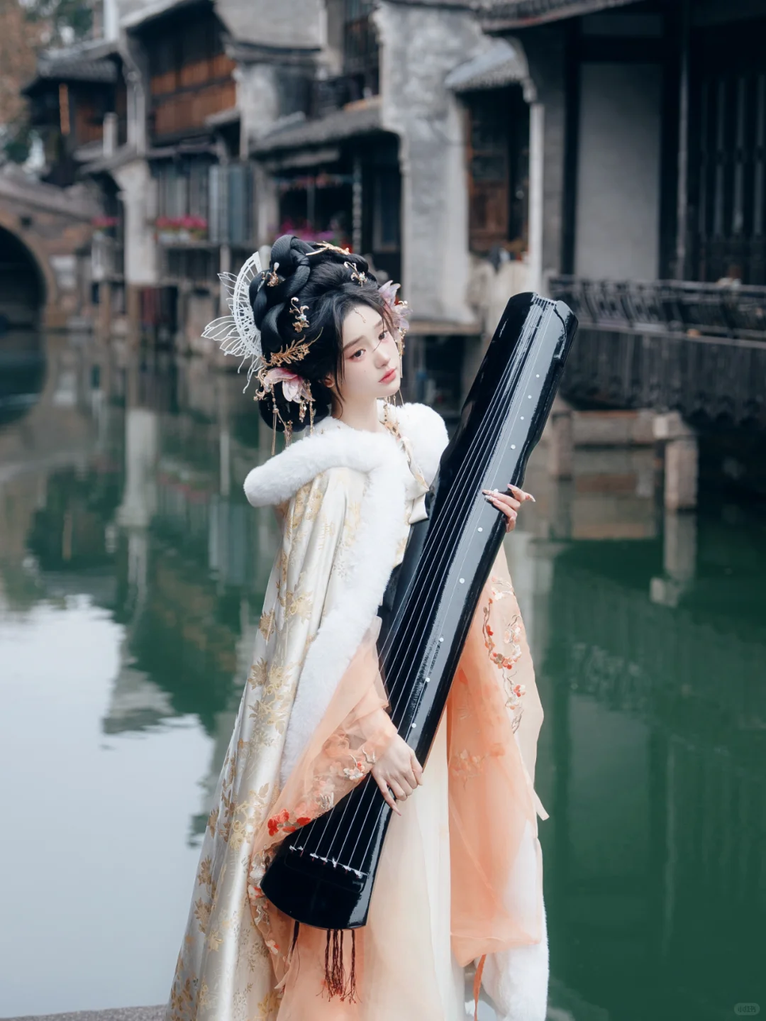 橘色娇媚感/乌镇西栅拍的神女美的毫不费力