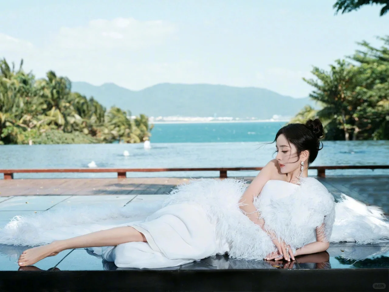 杨幂绝美容颜，光着脚丫也是美的