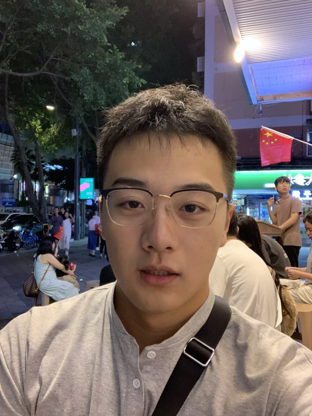 又来拍这张大脸了