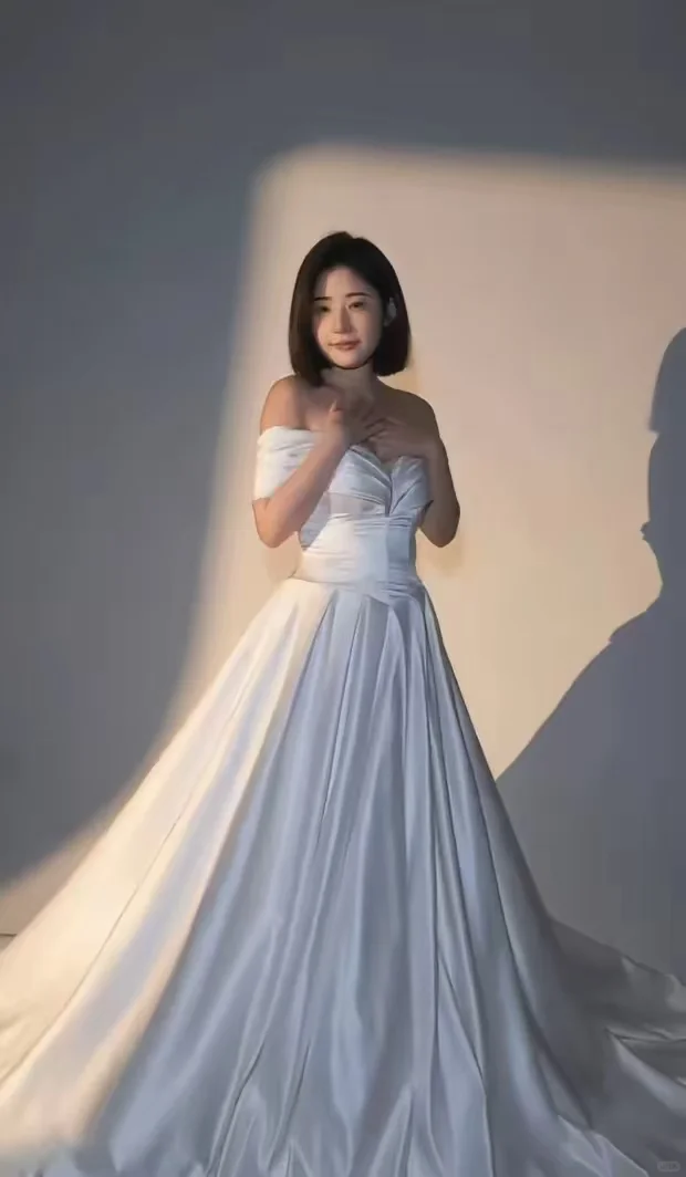 黄一鸣独自一人拍婚纱照 状态好美