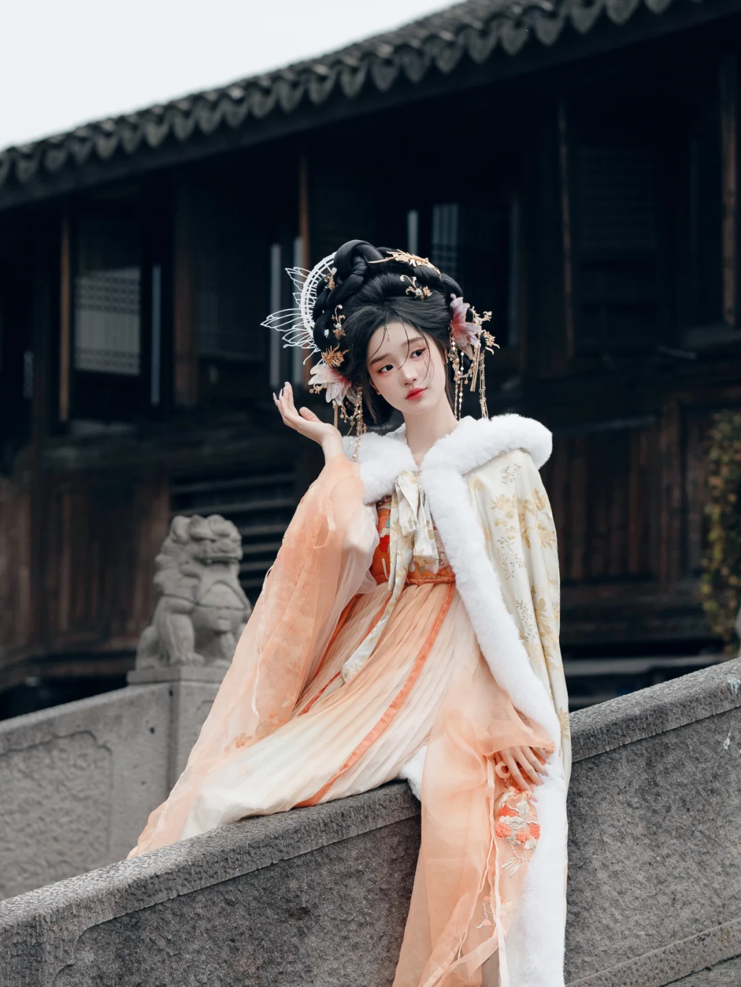 橘色娇媚感/乌镇西栅拍的神女美的毫不费力