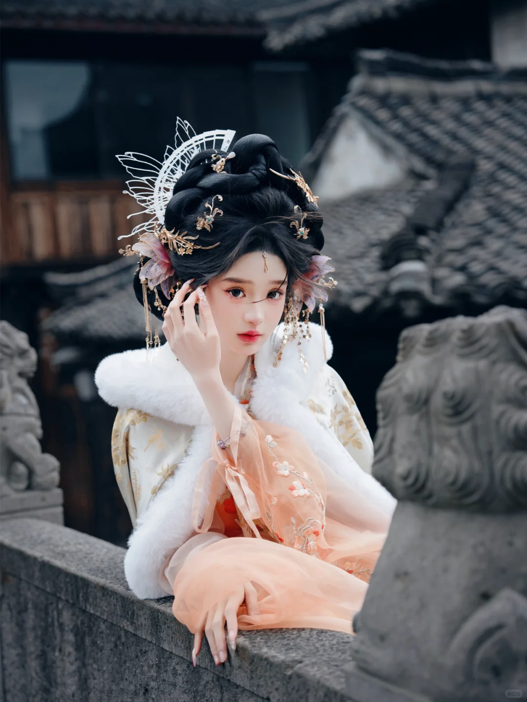 橘色娇媚感/乌镇西栅拍的神女美的毫不费力