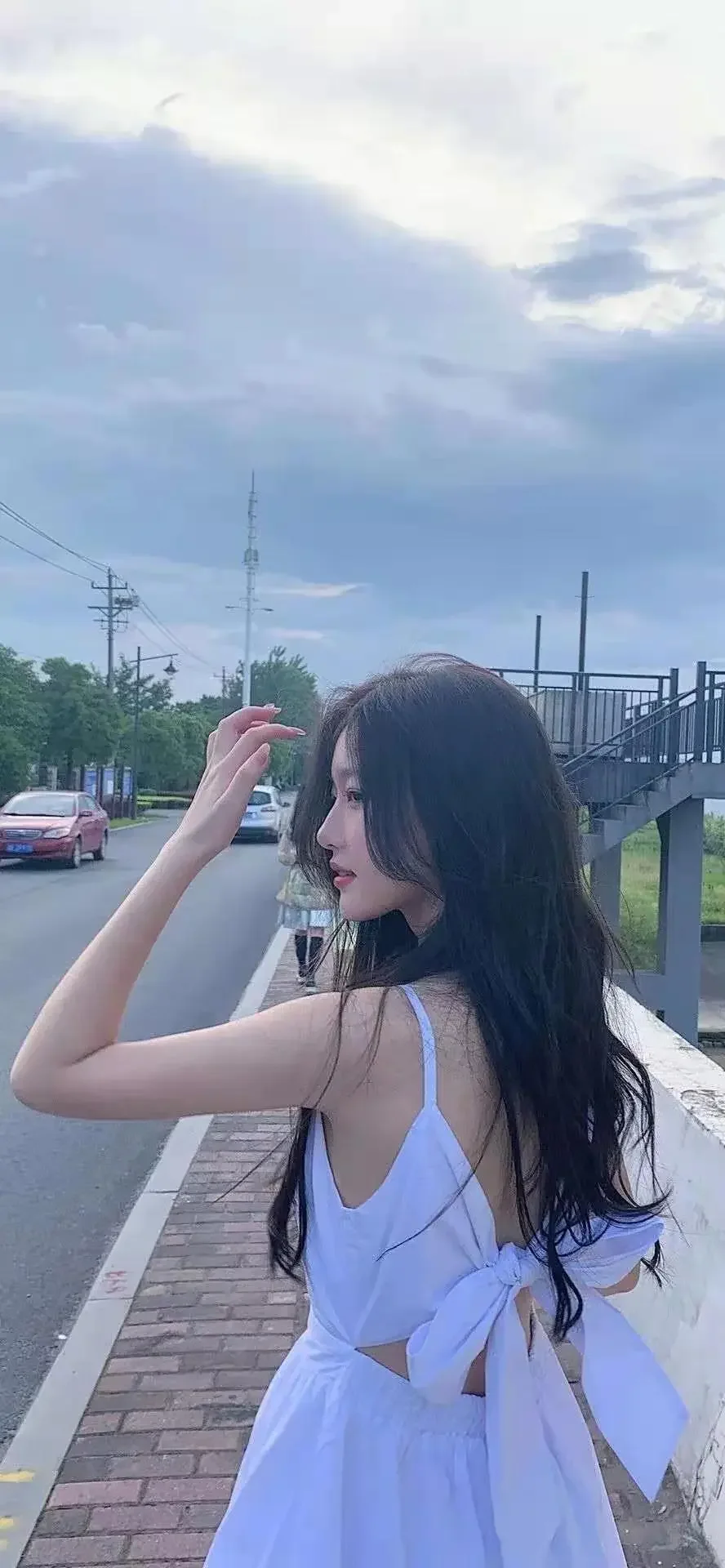在那街道旁白衣裙女…