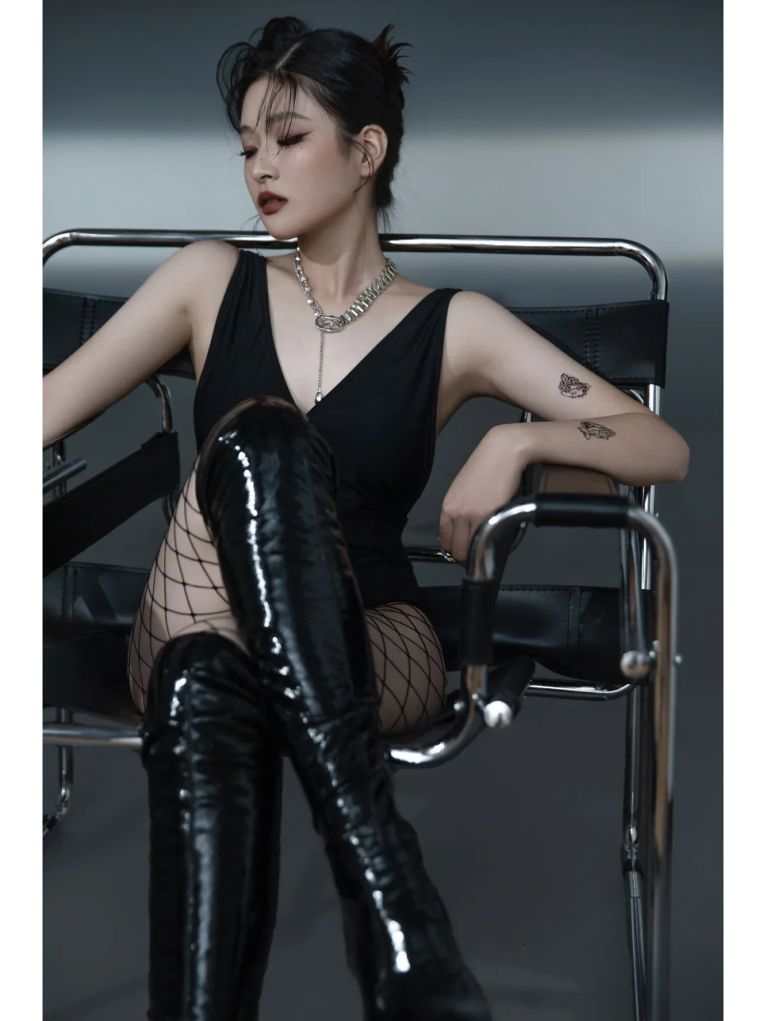 渔网袜也能拍出性感大片