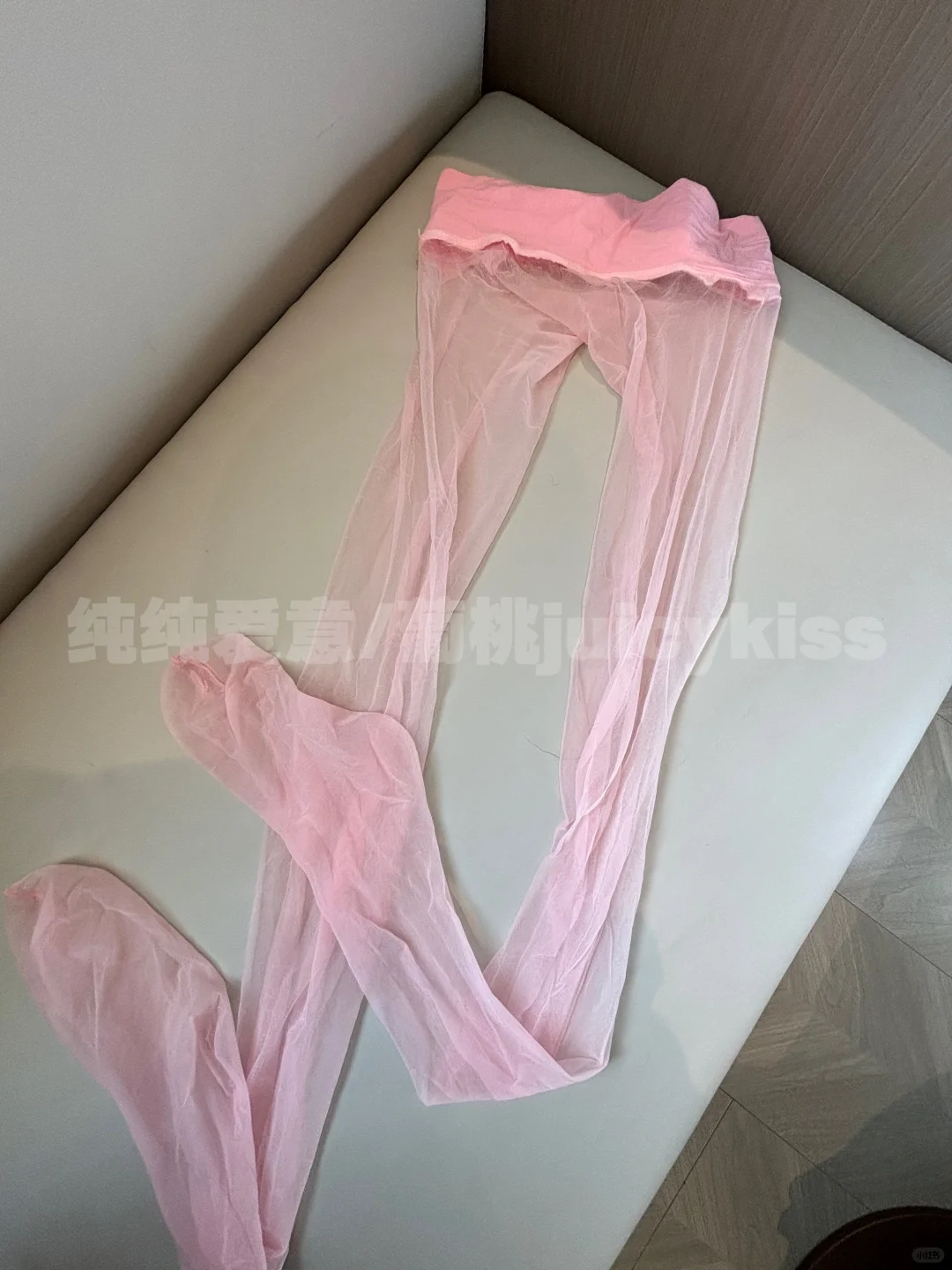 右划看上身♡粉色袜子超显白的！