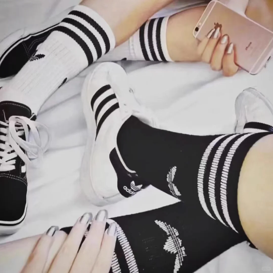 阿迪达斯三叶草袜子🧦黑白条纹长筒袜👟超值推荐