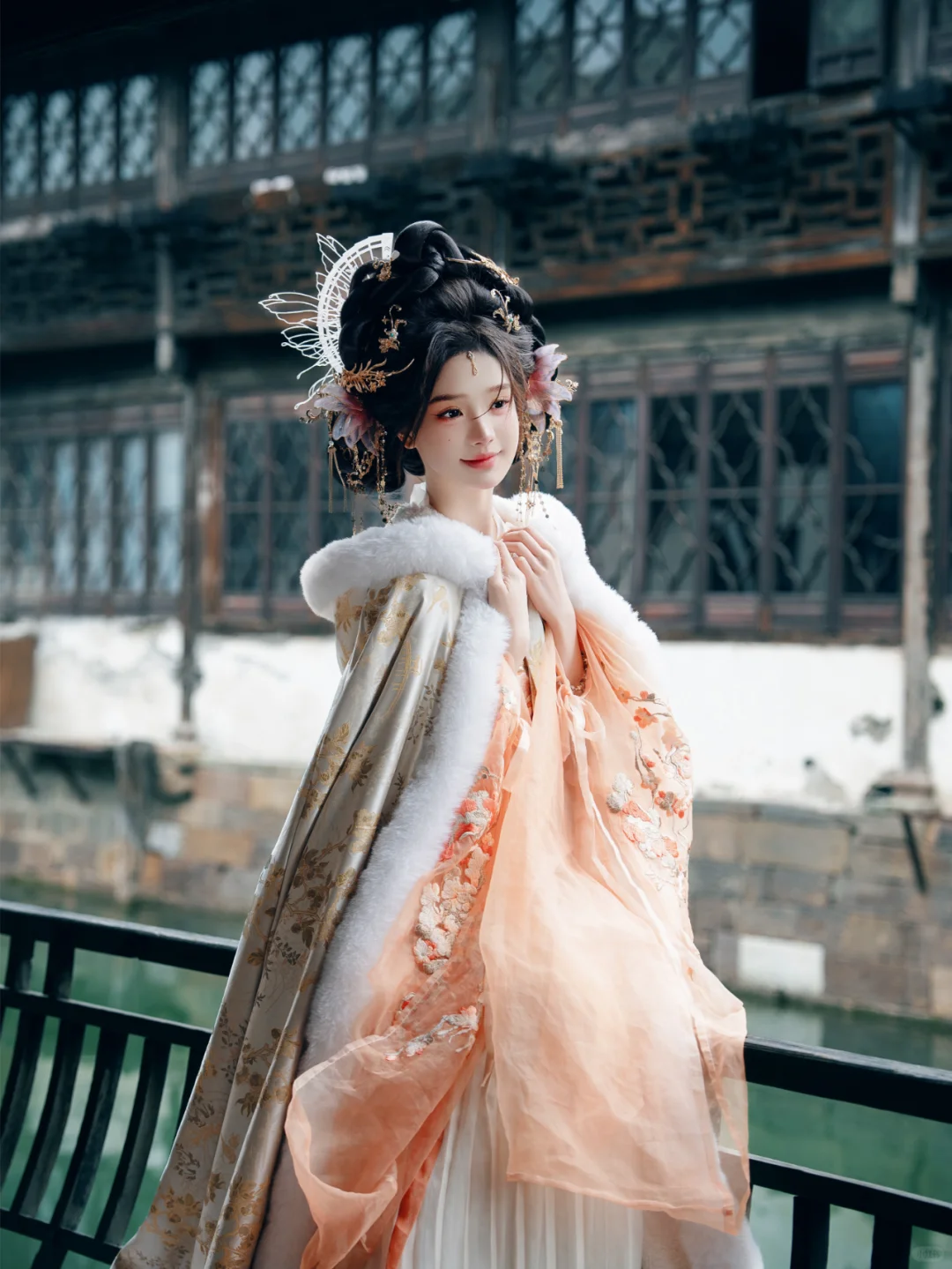 橘色娇媚感/乌镇西栅拍的神女美的毫不费力