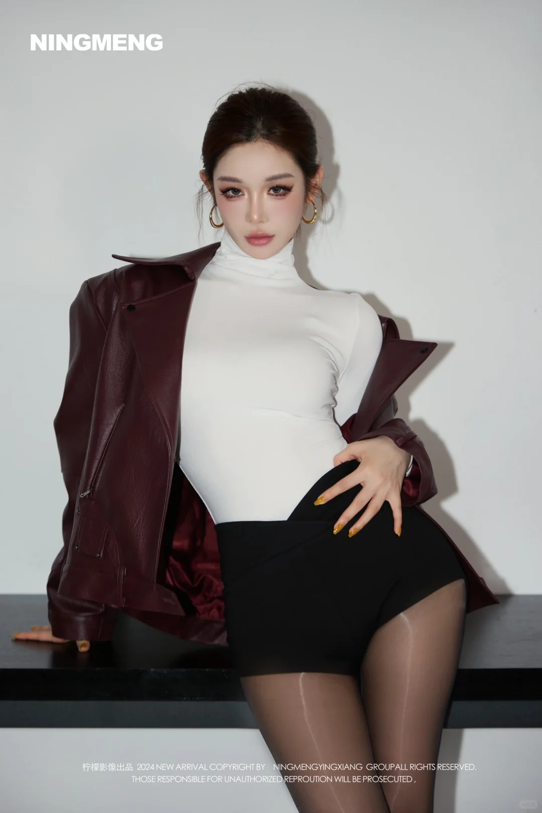 简直是主人级别！黑丝大长腿杭州御姐写真