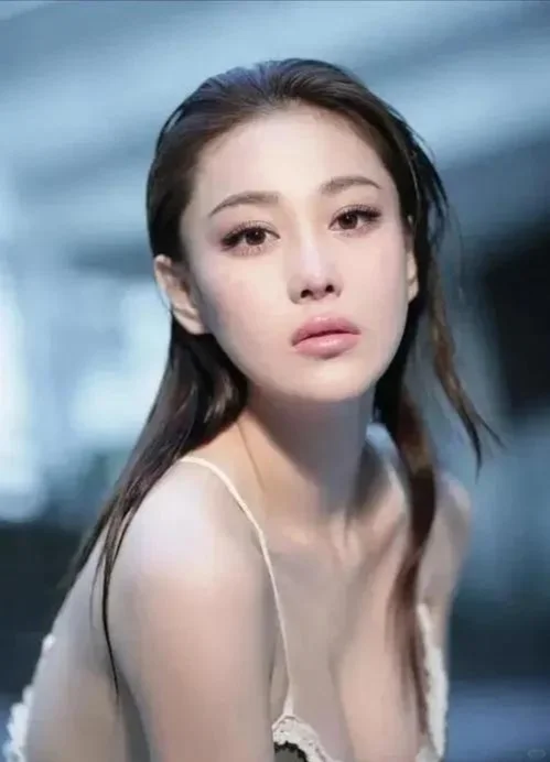 张馨予：红玫瑰般的热烈与魅力