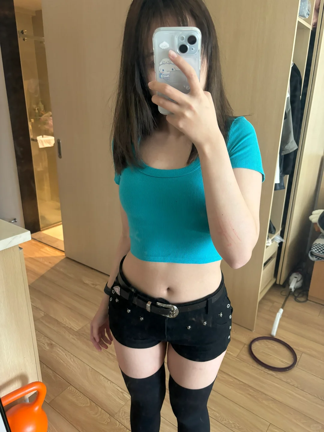 《超长过膝袜配超短裤才最显腿瘦》