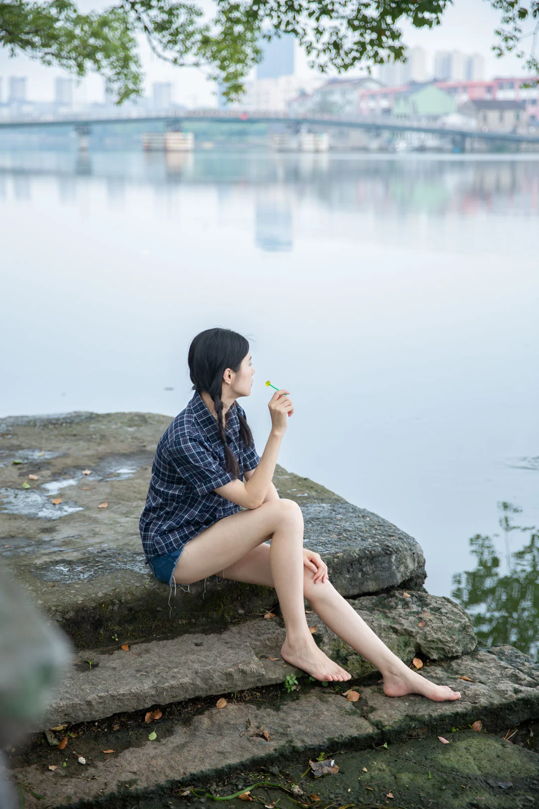 河边纳凉的姑娘