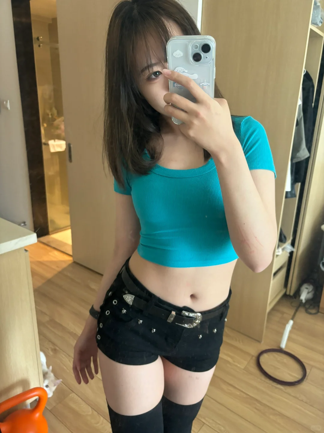 《超长过膝袜配超短裤才最显腿瘦》