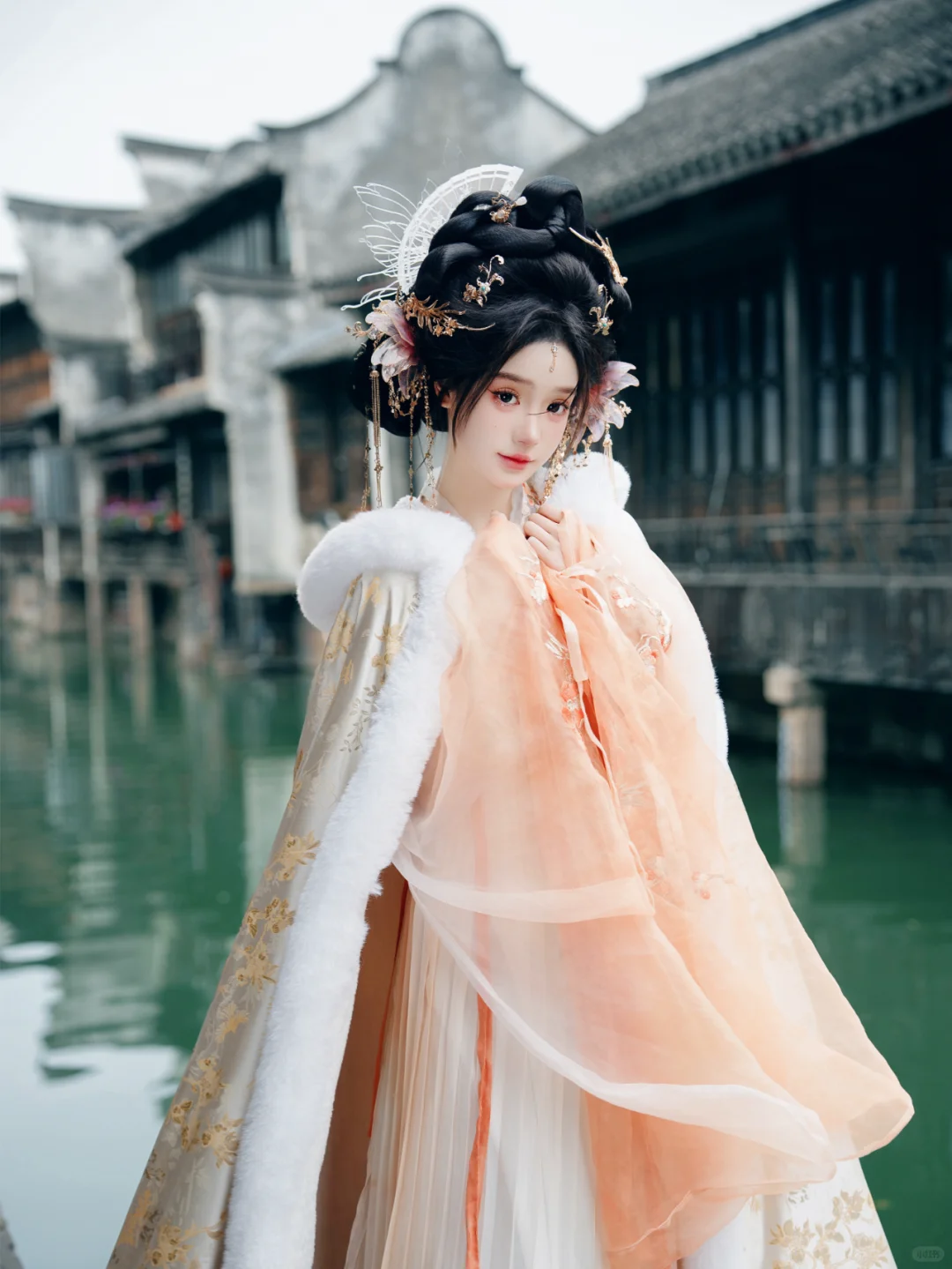橘色娇媚感/乌镇西栅拍的神女美的毫不费力