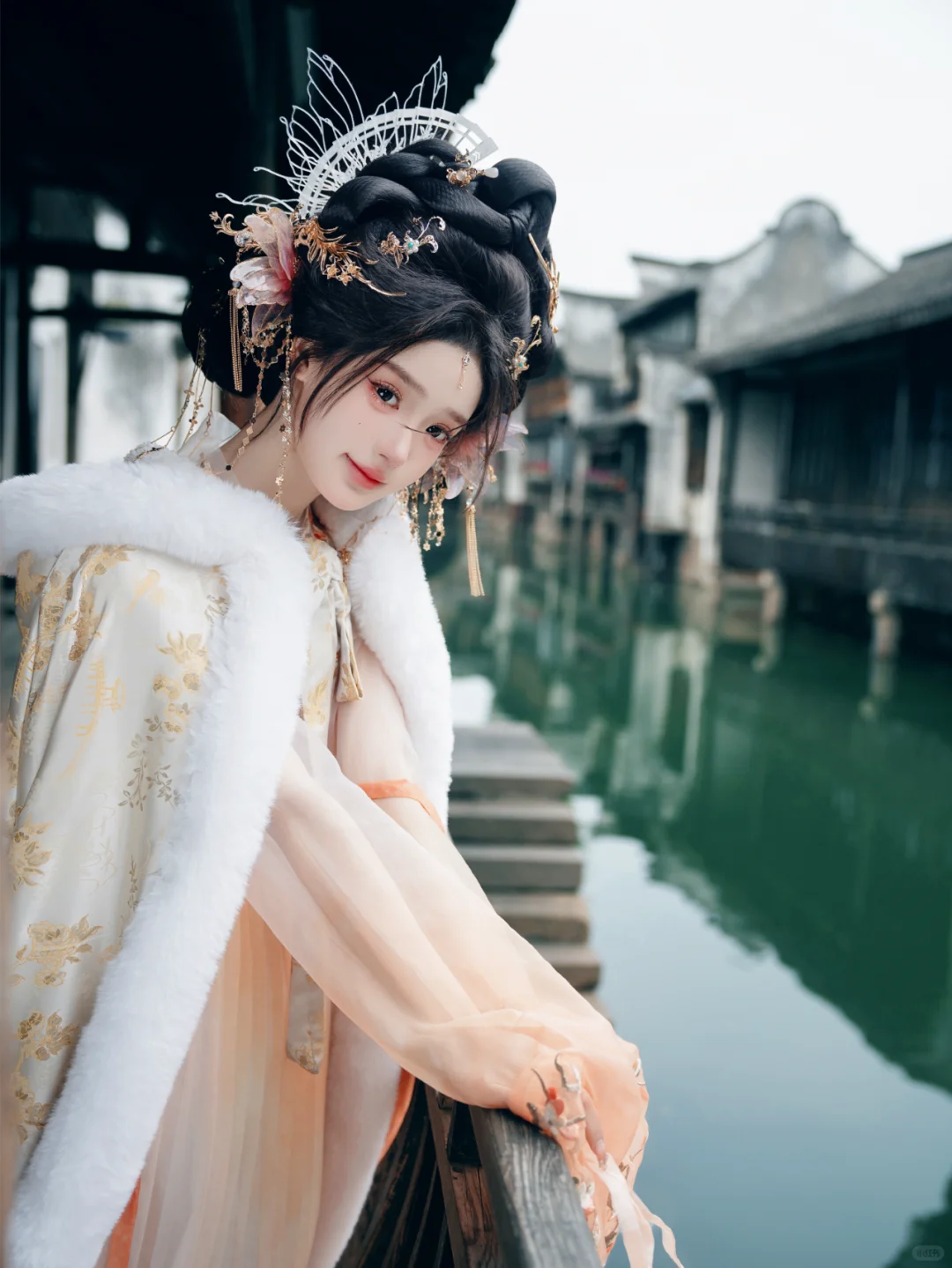 橘色娇媚感/乌镇西栅拍的神女美的毫不费力