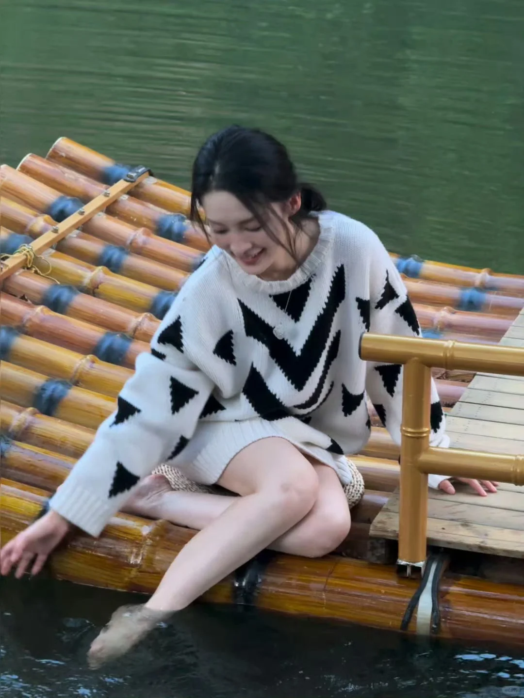 李沁❤️光jio玉足嬉水 这水这么好玩？