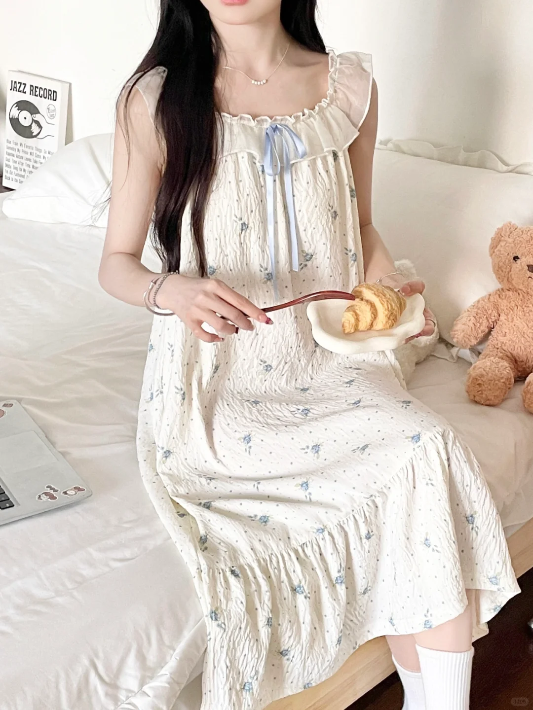 带胸垫｜性感又优雅气质的蓝花吊带睡裙