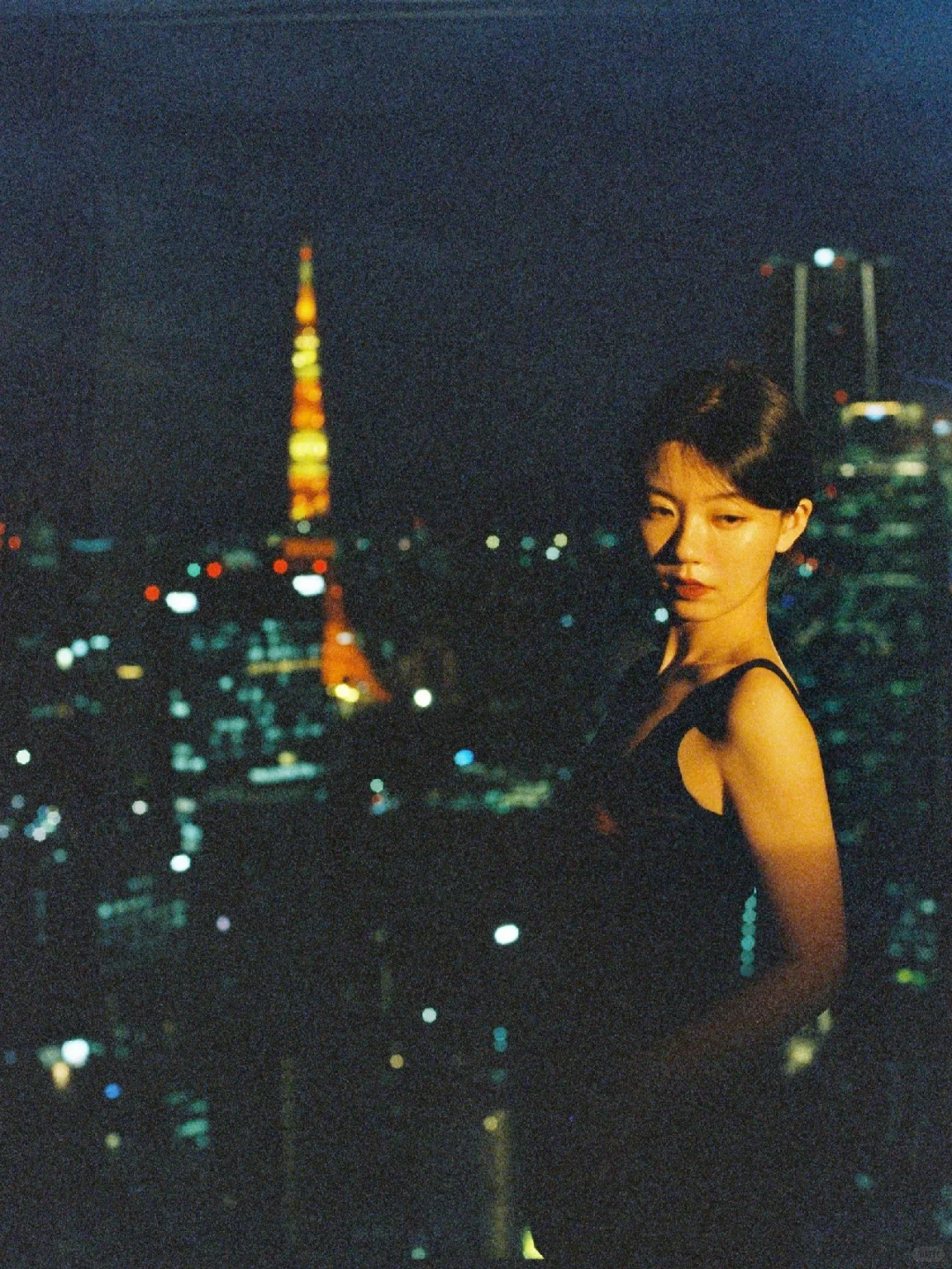 在温凉的月亮里与东京塔的夜