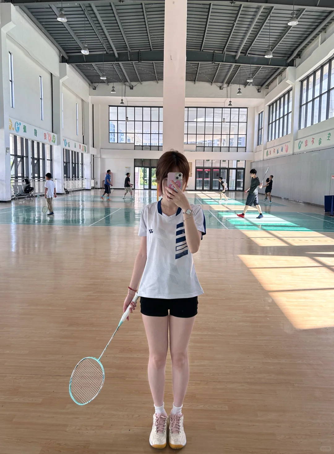 建议所有女生都去打羽毛球