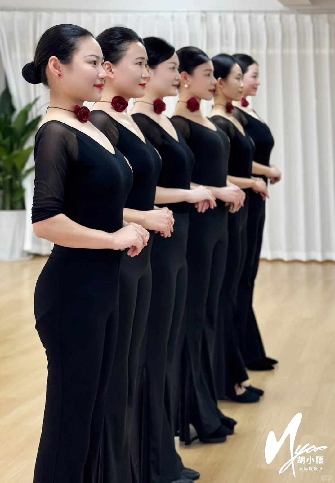练习形体的女孩都显得格外优雅。