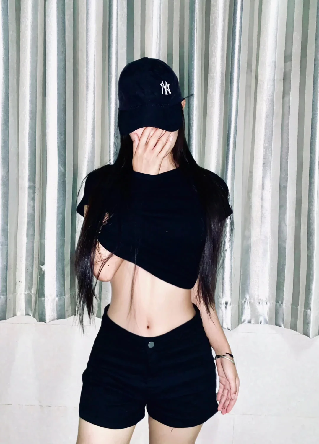 手穿衣服辣妹照，这题我会了～