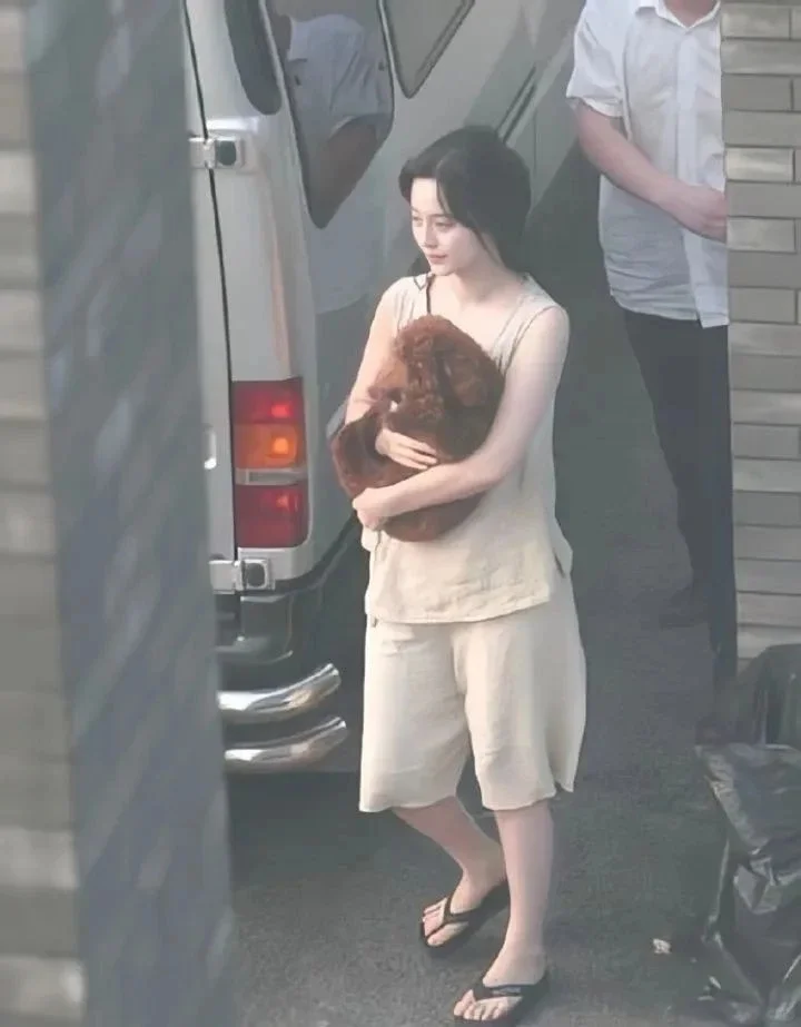 范冰冰抱着狗素颜出街