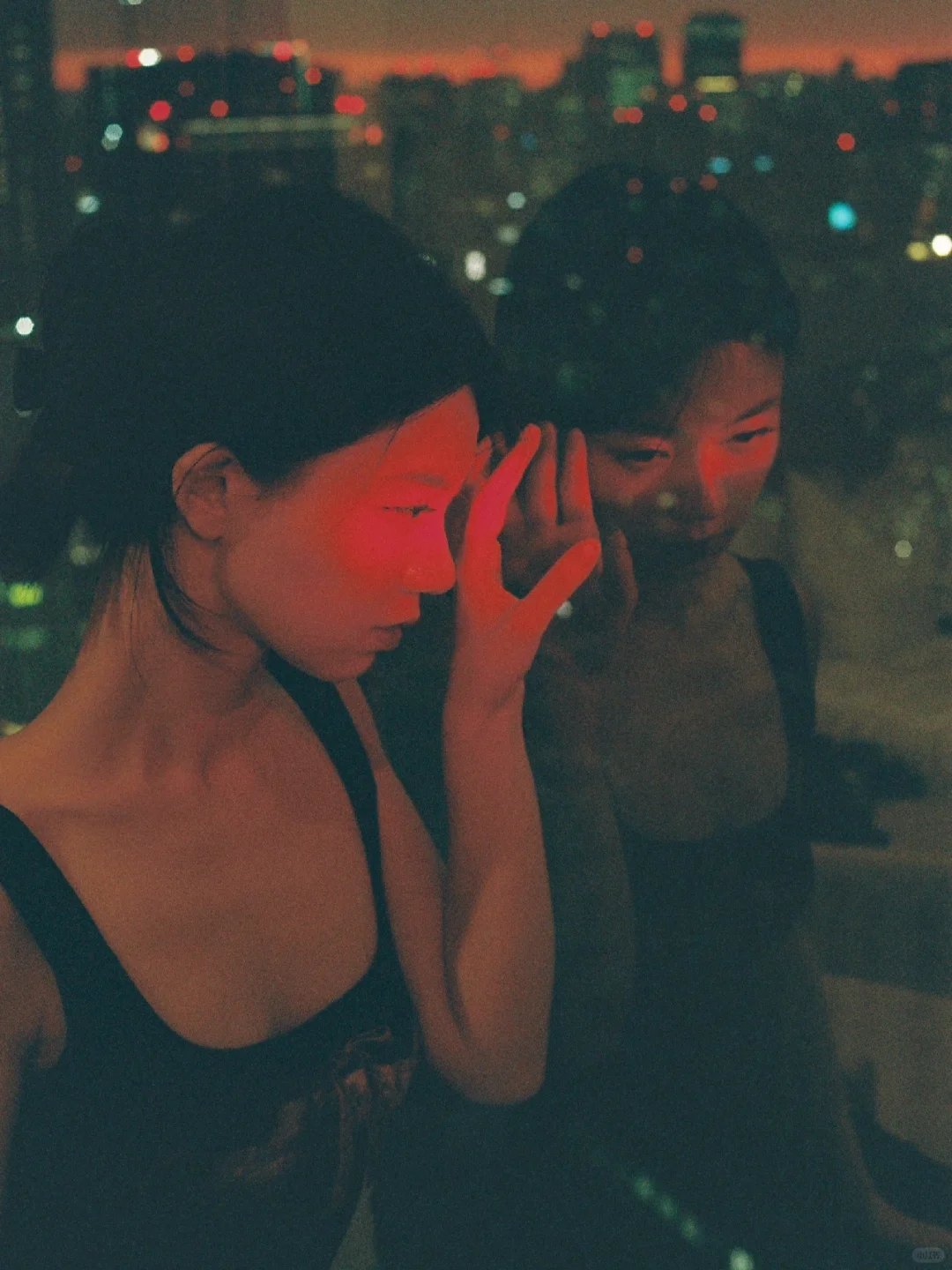 在温凉的月亮里与东京塔的夜