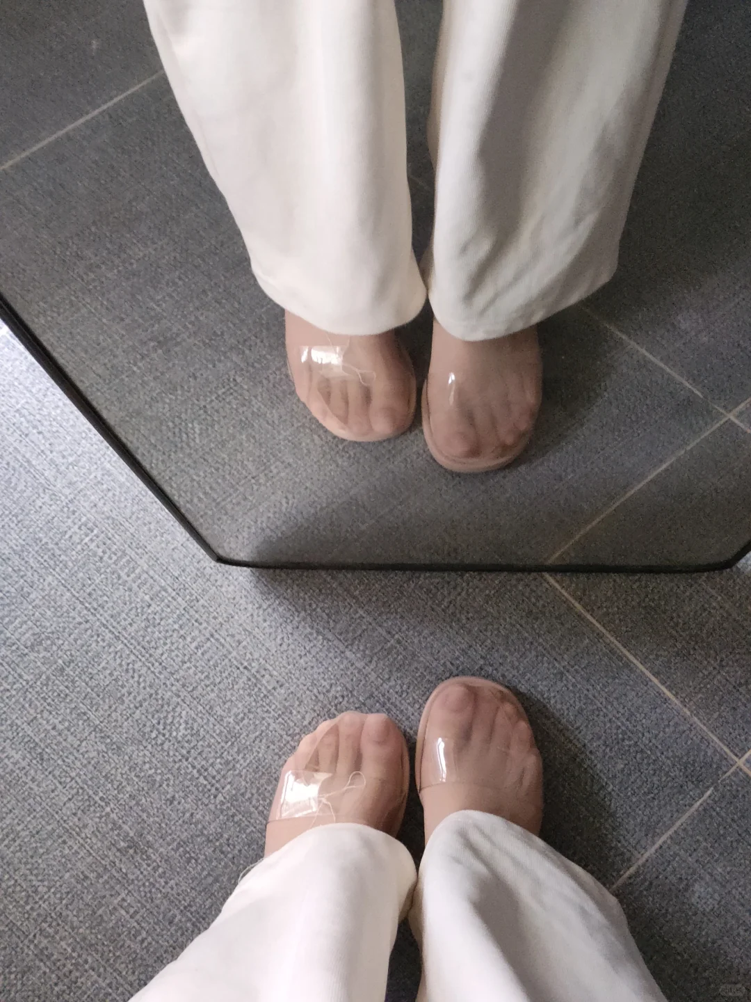 透明高跟鞋搭米白色裤子太好看了吧！