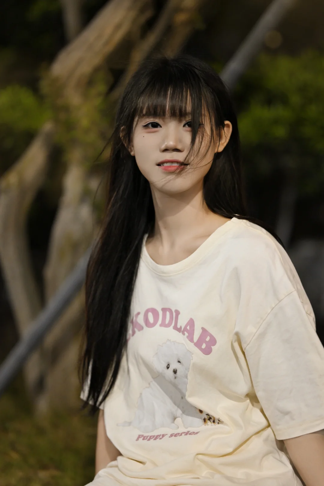 快门咬住夜的轮廓 也咬住你的轮廓