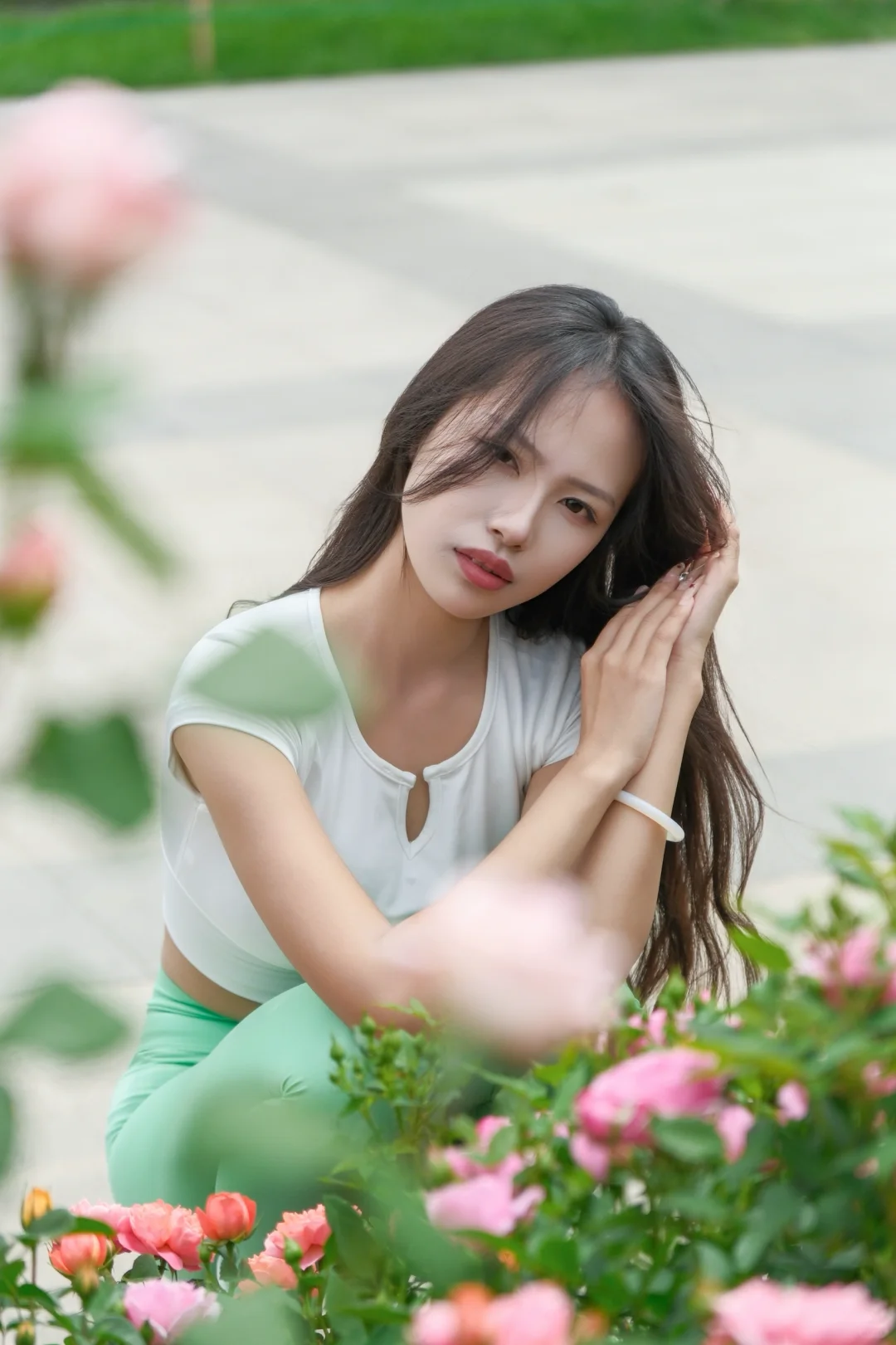 瑜伽服拍摄 花丛中的瑜伽女孩