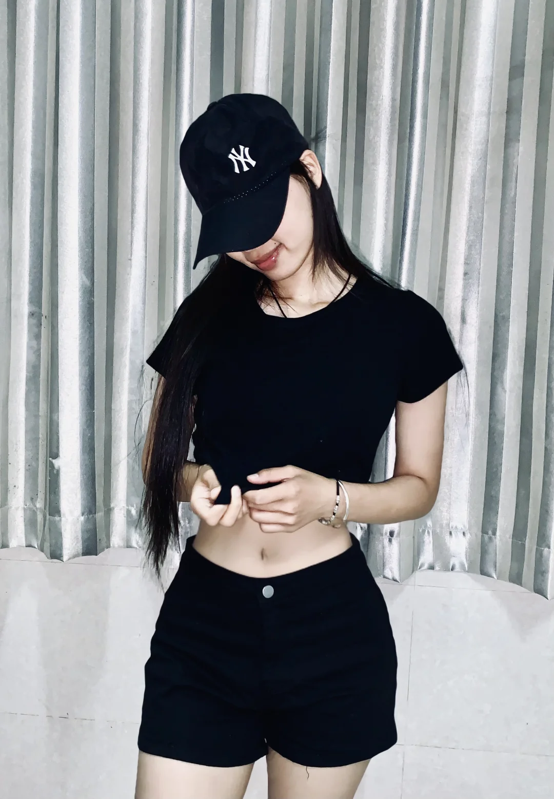 手穿衣服辣妹照，这题我会了～