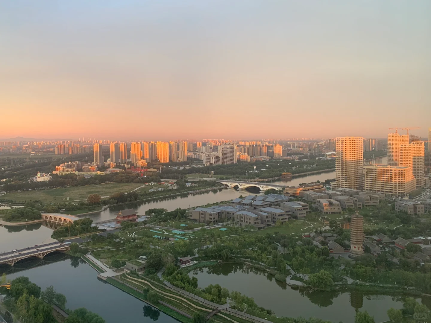 流萤在匆匆的光阴，晚霞落一身的缤纷