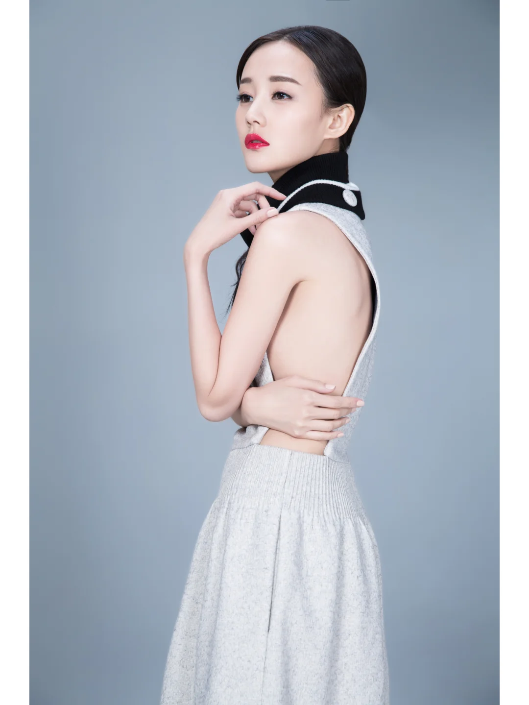 李一桐短裙凉足多套高清写真，婀娜多姿
