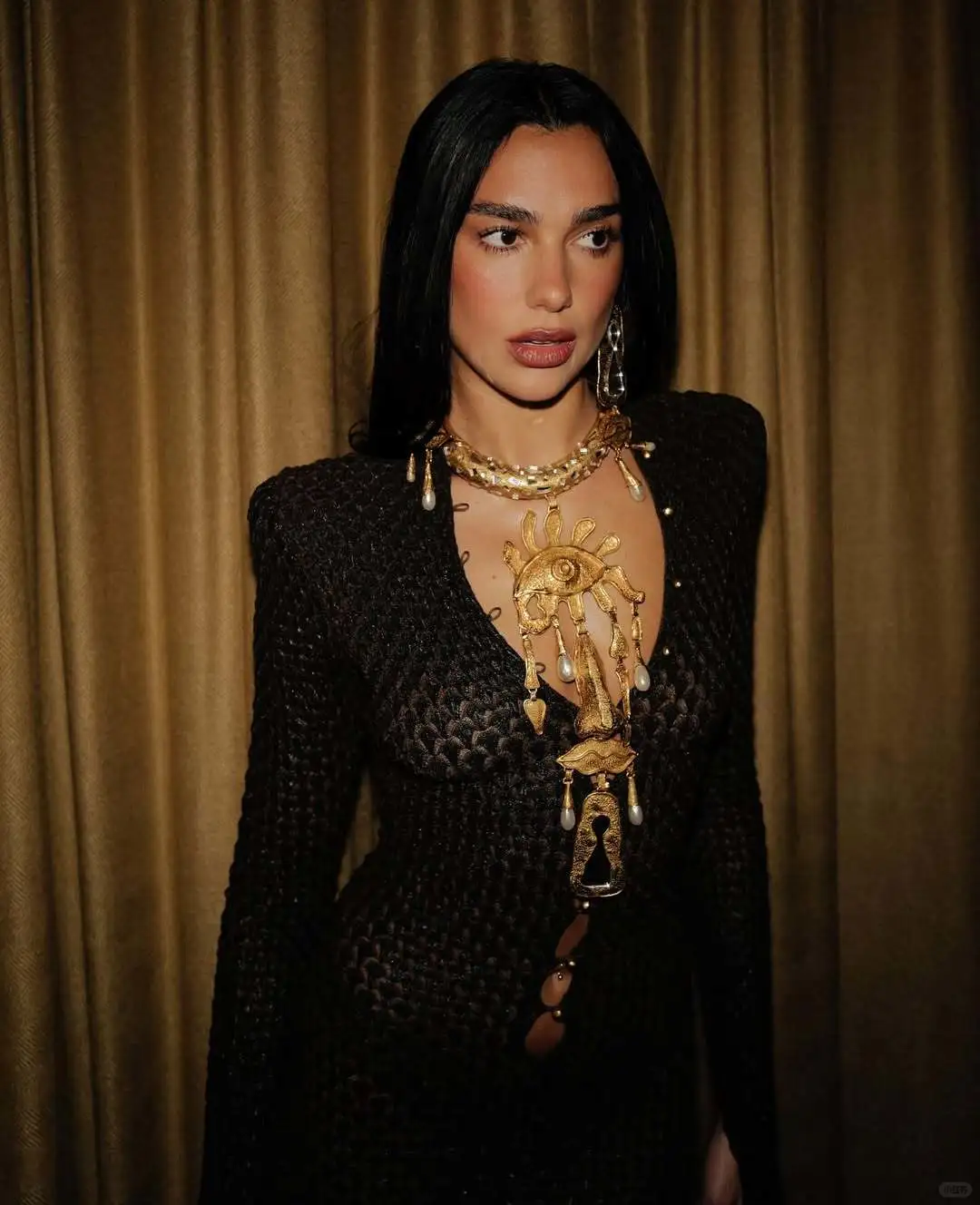 Dua Lipa继续回归Schiaparelli女郎