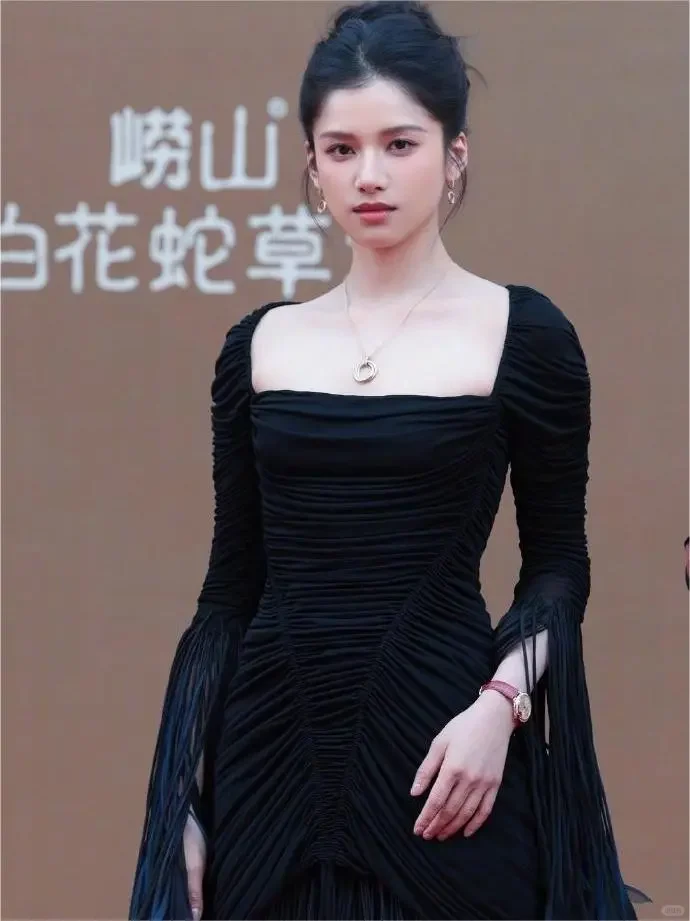 天啊。。。她俩长这样的啊？？！！